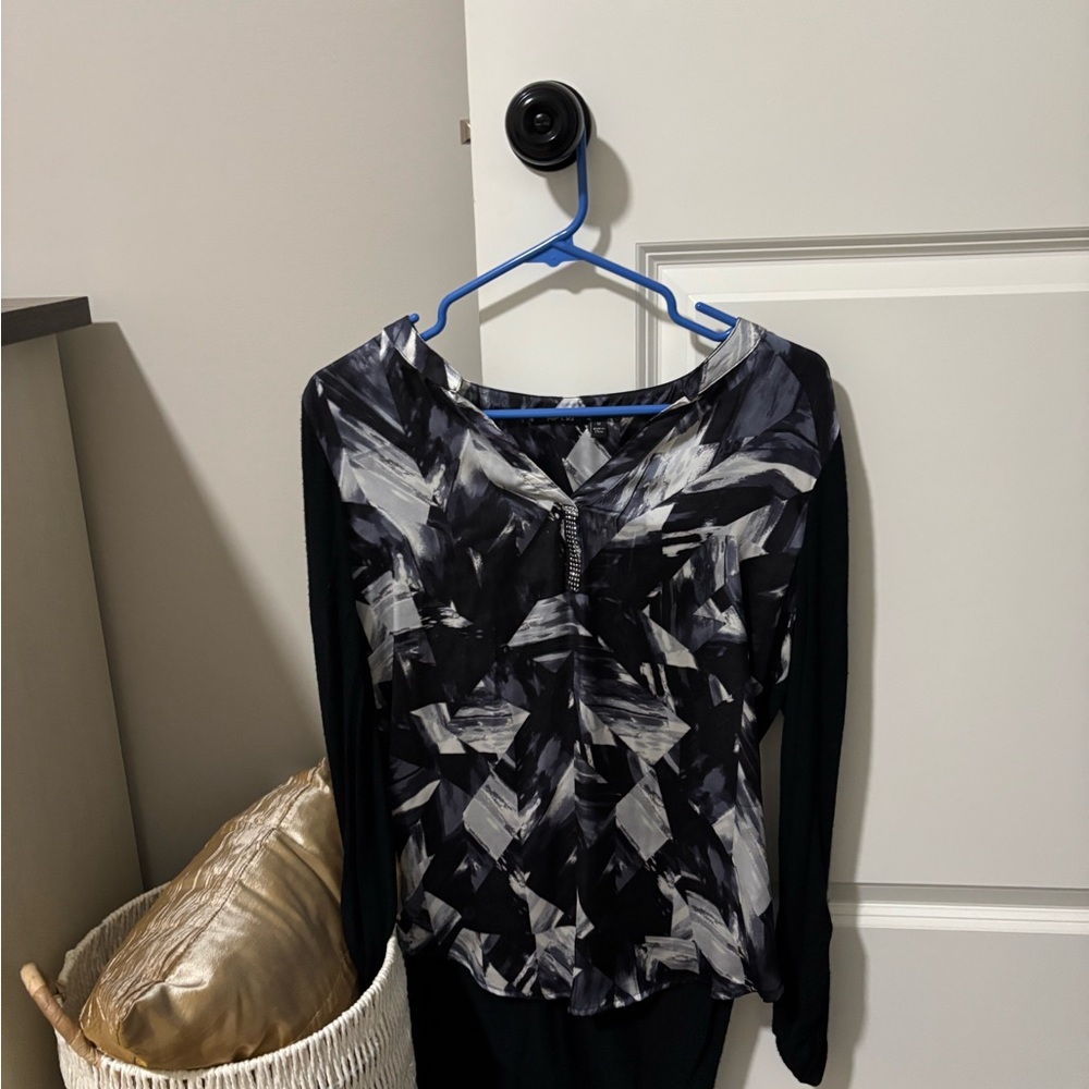 Chic Navy and White Patterned Top